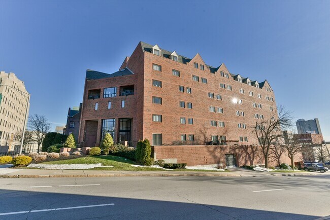 Building Photo - 44 Elm St