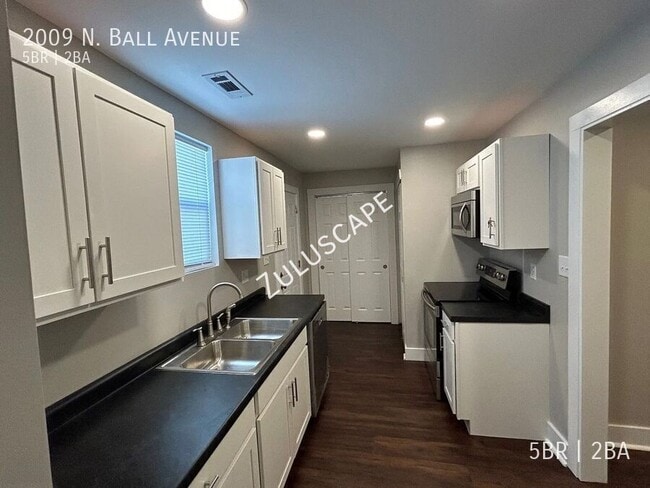 Building Photo - 2009 N Ball Ave