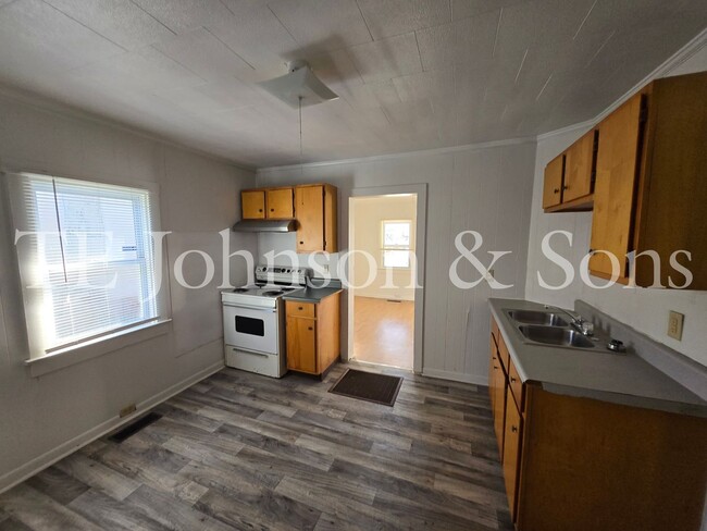 Building Photo - Charming 2 Bedroom with Front Porch