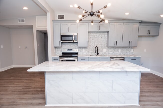 Building Photo - 2184 3rd St