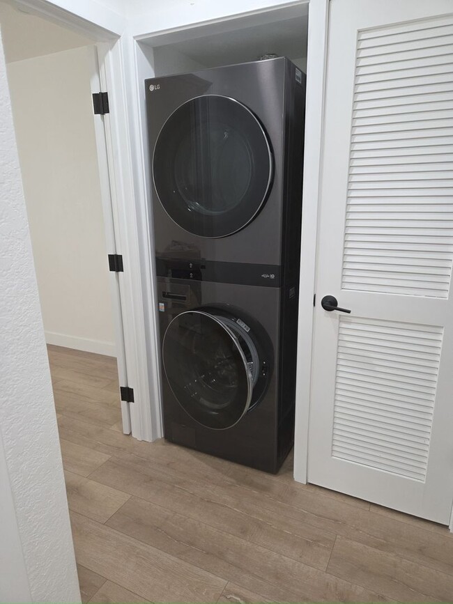 Building Photo - Top floor update 2 bed 2 bath condo in great location.