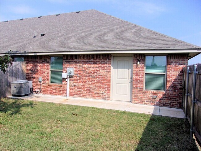 Building Photo - 2 BED 1 BATH 1 CAR GARAGE TOWNHOUSE-DEL CITY