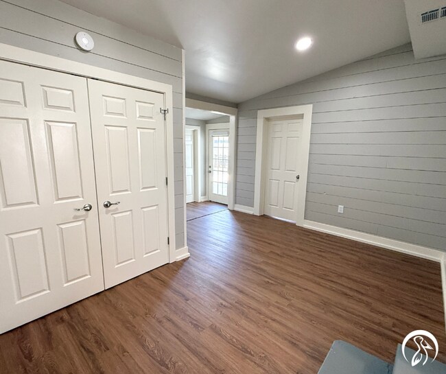 Building Photo - Spacious and Convenient