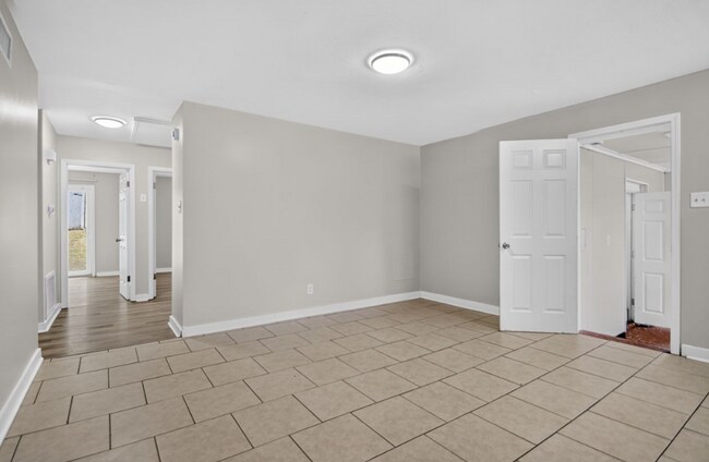 Building Photo - Midtown Living with Modern Conveniences – Prime Little Rock Location!
