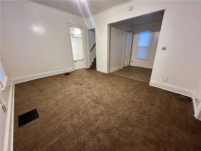 Building Photo - Move in Ready 4 Bedroom 1 1/2 bath house Available