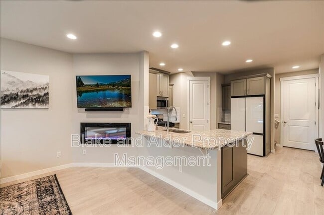 Building Photo - 16349 SE Sunshower Pl