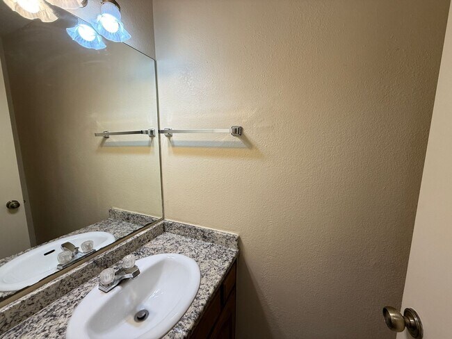 Building Photo - Huge Master Suite, culd-du-sac, Jenks Scho...