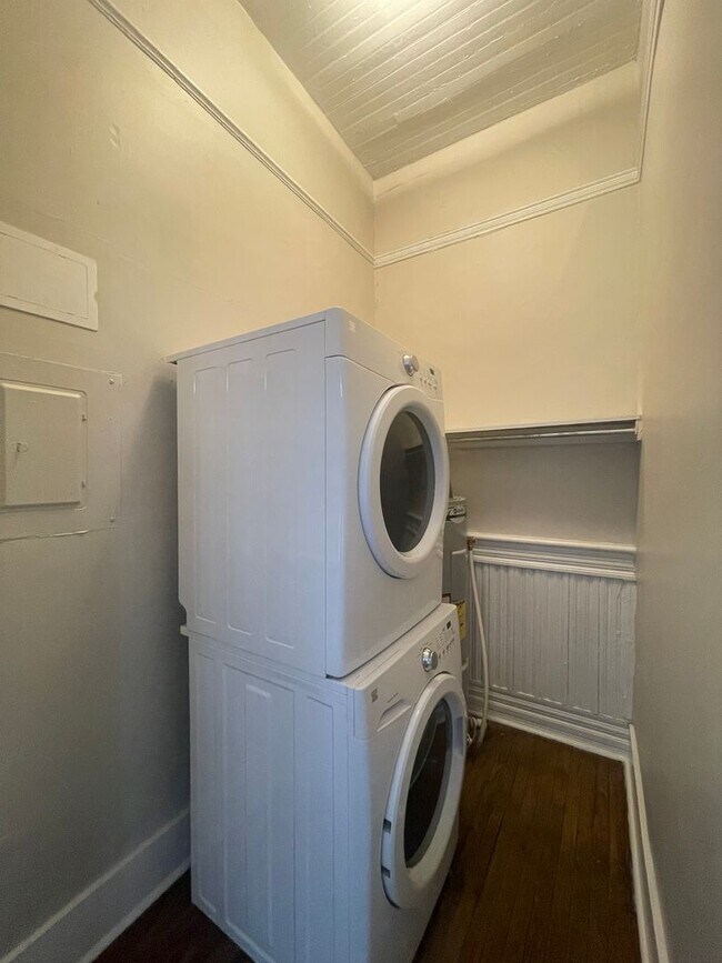 Building Photo - Stunning Upstairs One Bedroom Apartment in...