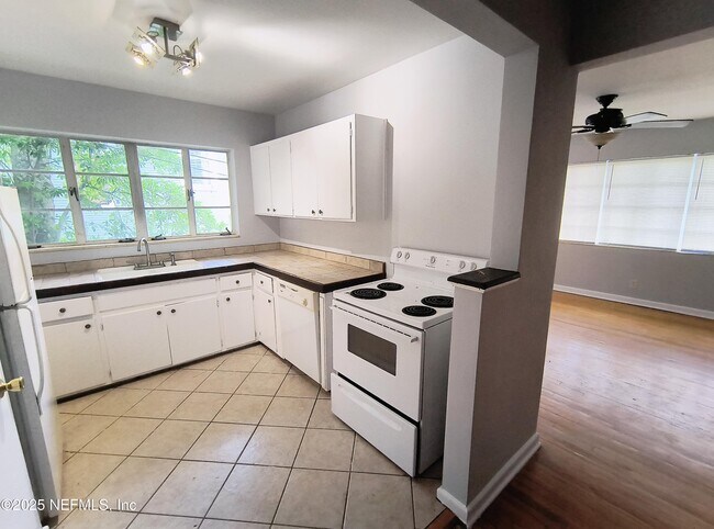 Building Photo - 3018 Oak St
