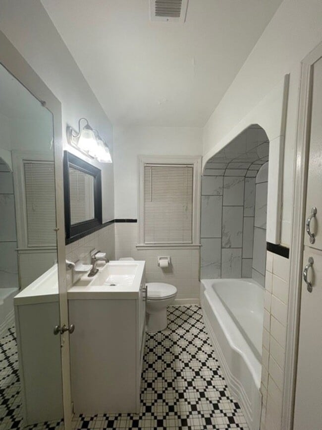 Building Photo - 1 bedroom duplex with washer and dryer