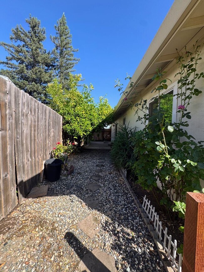 Building Photo - 4BR SFR w/ 2-Car Garage, RV Parking & Big Yard in Rocklin