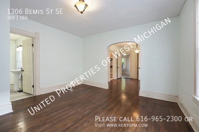 Building Photo - Available Now | 3 Bedroom 1 Bath Lower Lev...