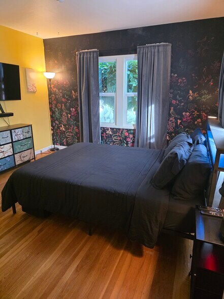 Building Photo - 9333 Lawlor St