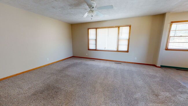 Building Photo - 3 Bedroom, 1 bathroom with Double Detached...
