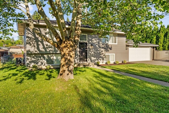 Building Photo - Gorgeous Four Bed-Two Bath Home
