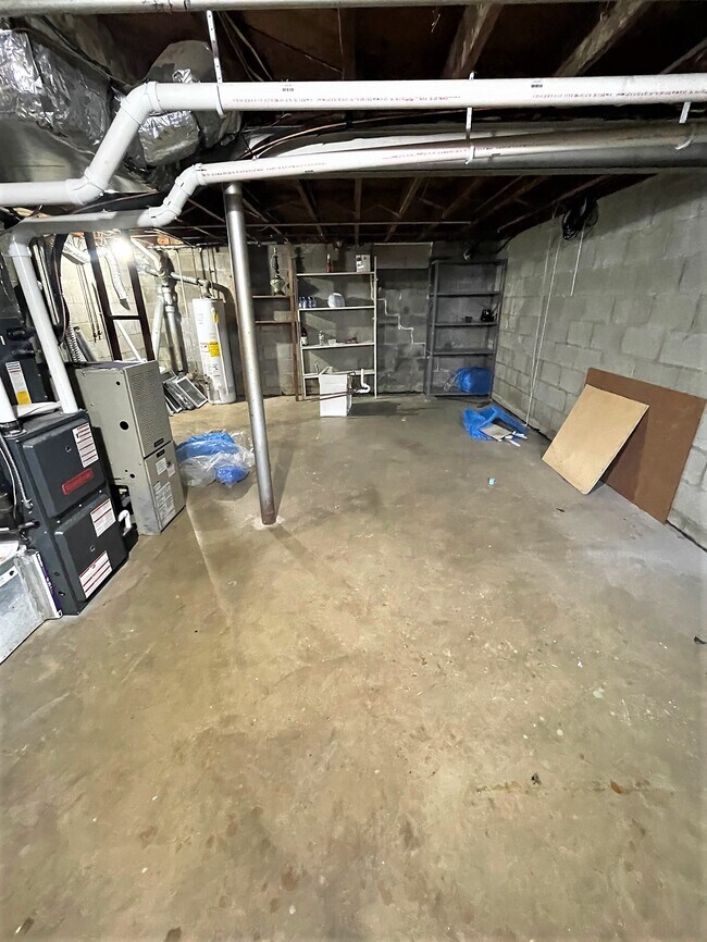 Building Photo - 627 S Ann St