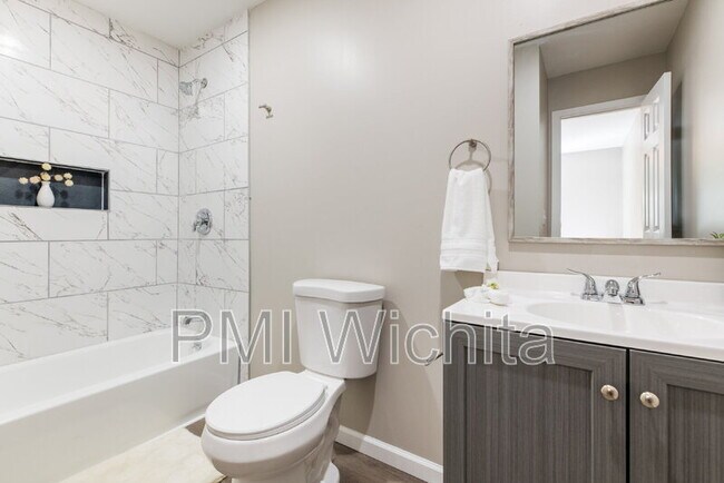 Building Photo - 1147 Inverness Dr