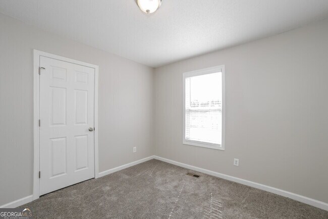Building Photo - 425 River Trace Dr