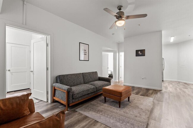 Building Photo - 911 W 22nd St