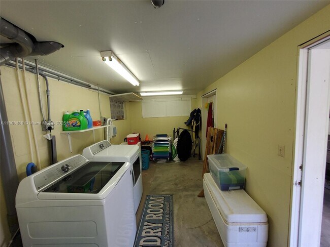 Building Photo - 671 Live Oak Ln