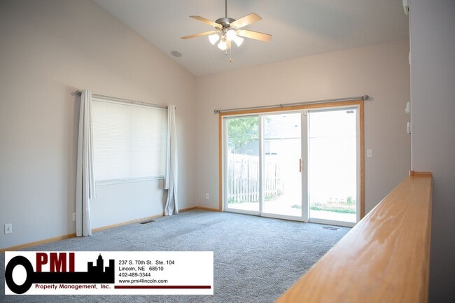 Building Photo - 3 Bedroom and 3 Bathroom Duplex. Available...