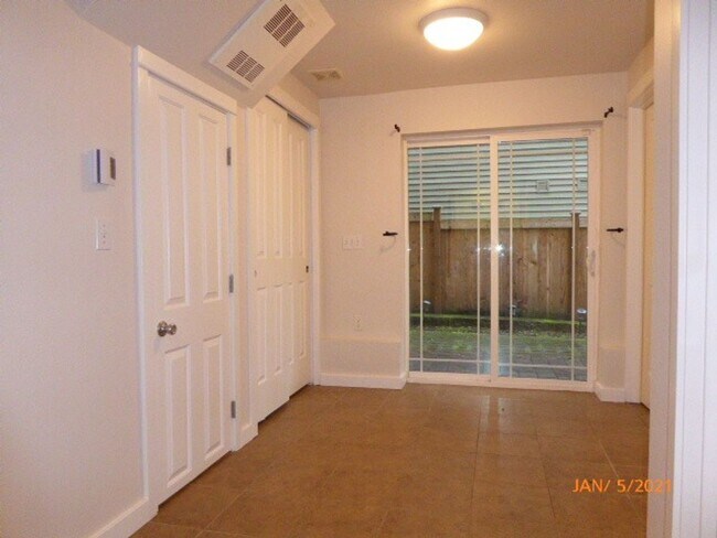 Building Photo - Beautiful 3 Bed 2.5 Bath Townhome in Roosevelt, Seattle