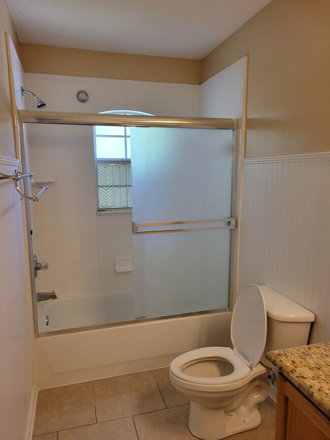 Building Photo - ***TWO WEEKS FREE*** Spacious 3 bed 2 bath Home for rent!