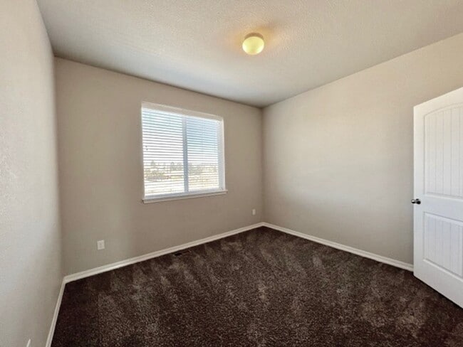 Building Photo - 5 Bedroom Home Close to Downtown Monument!!