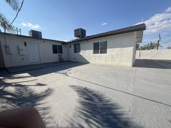 Building Photo - Fully remodeled and spacious 2 bed/2 bath with a den available- Las Vegas