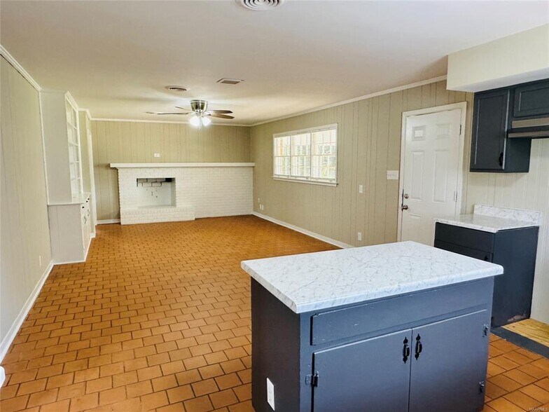 Building Photo - 2804 Sumter Ave