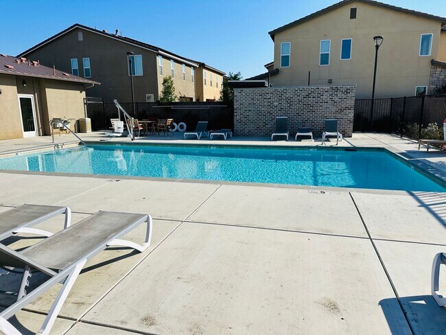 Building Photo - $2,395 Belmont & Fowler, 3 Bedroom - N Eli...