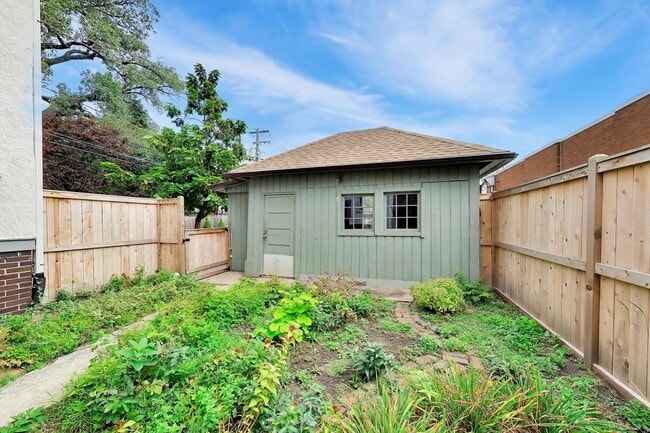 Building Photo - 2611 Eastwood Ave