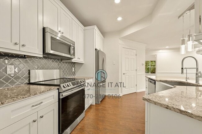 Building Photo - Elegant 2 Bedroom Condo in Buckhead. Gated...