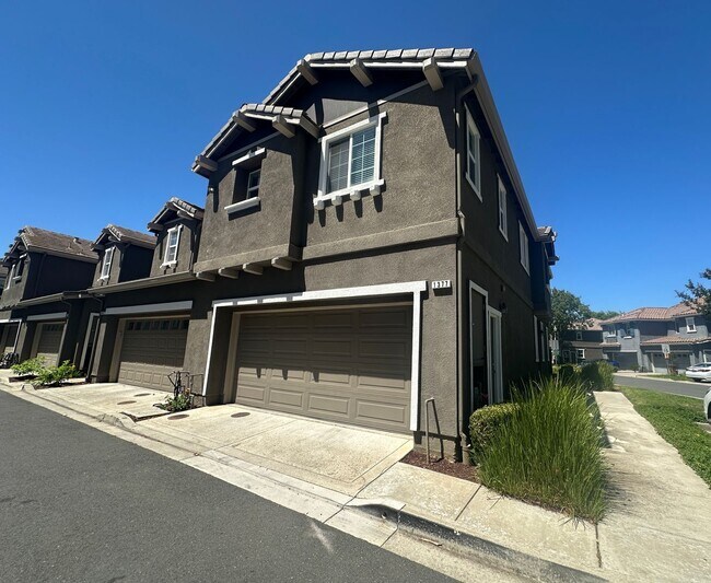 Building Photo - Gorgeous 3 Bed, 2 Bath in Gated Community in Brentwood