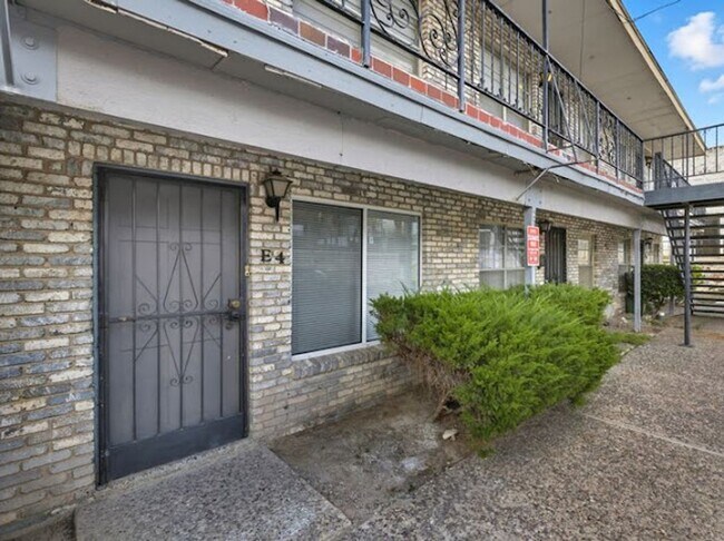Building Photo - 6700 Escondido Dr