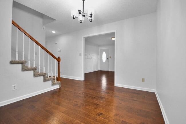 Building Photo - Pet Friendly Five Bedroom!