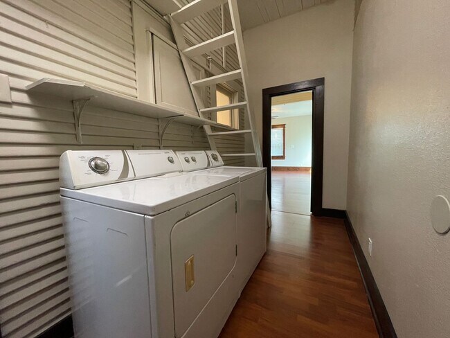 Building Photo - 305 W 38th St