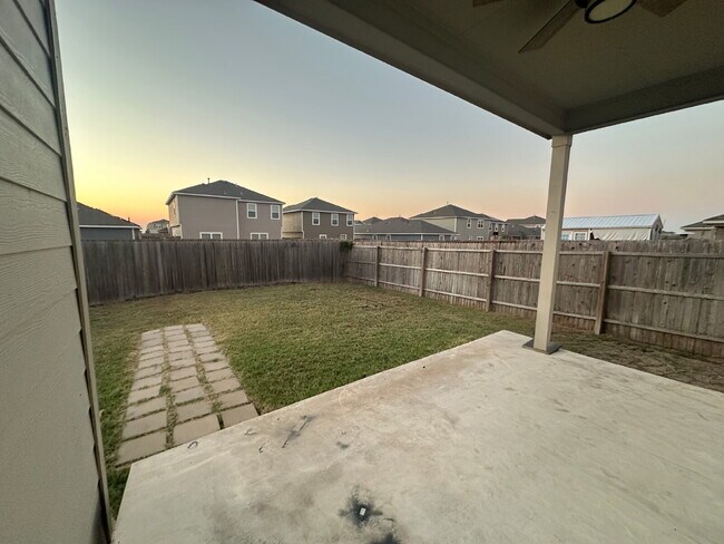 Building Photo - Spacious 5 Bedroom, 3.5 Bath Home with 2,6...