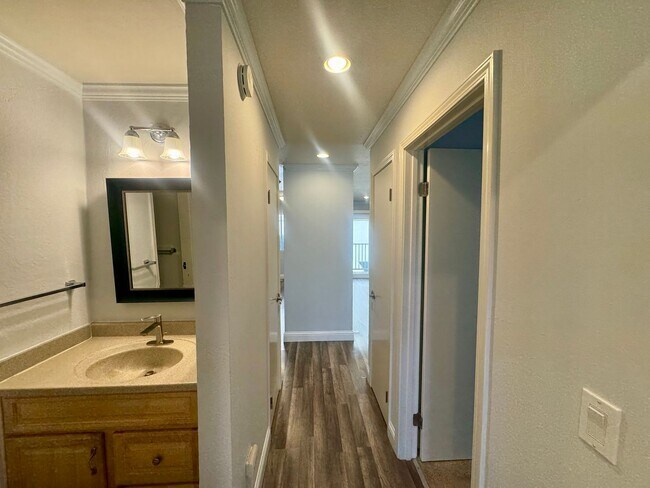 Building Photo - Gorgeous Lower End Unit with Inside Laundry Available Now!