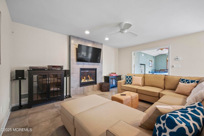 Building Photo - 202 2nd Ave