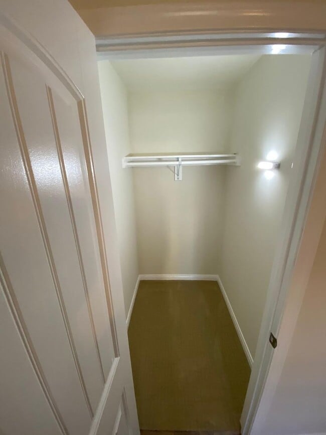 Building Photo - 3 Bedroom 1 Full Bath Remodeled Twin-Home