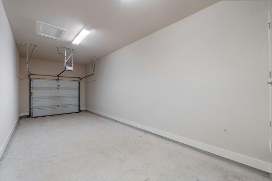 Building Photo - 3421 Blumie St