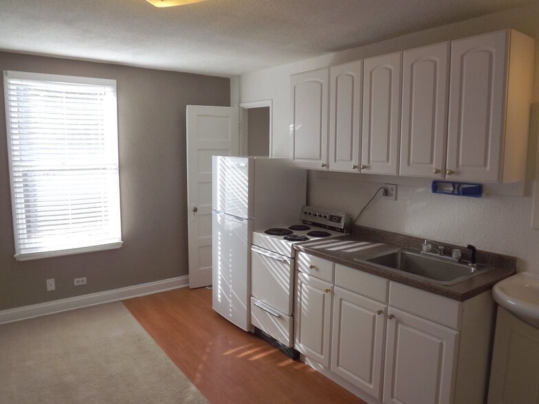 Building Photo - 115 N Park St