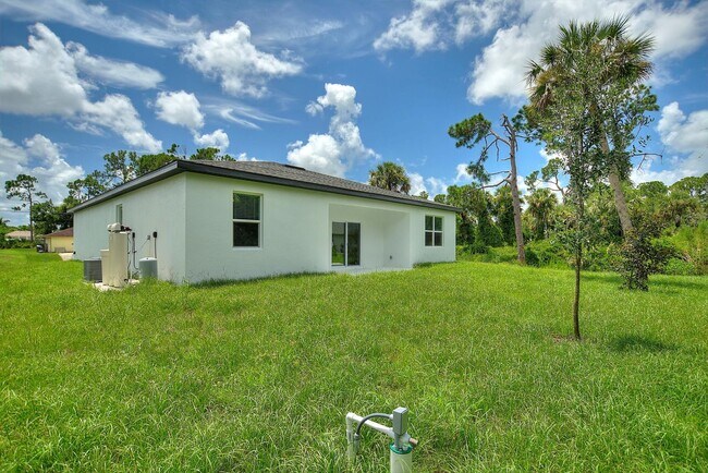 Building Photo - ONE MONTH FREE RENT! Modern, energy effici...