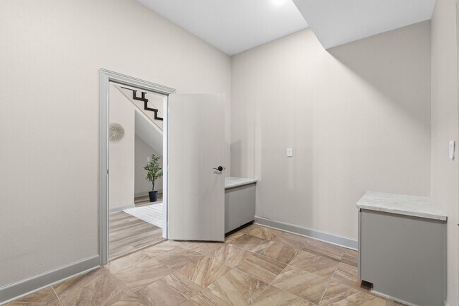 Building Photo - 703 Leaning Oak Trail