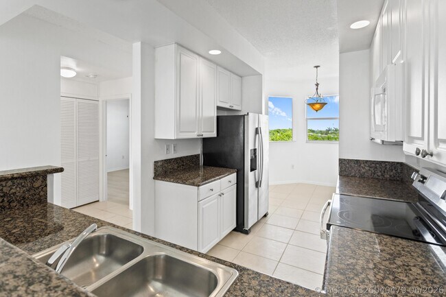 Building Photo - 27 Royal Palm Way