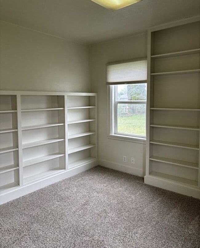 Building Photo - 4Bd/1Ba Two Story House - Available to View!