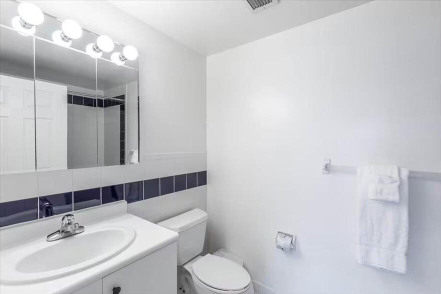 Building Photo - 330 River St