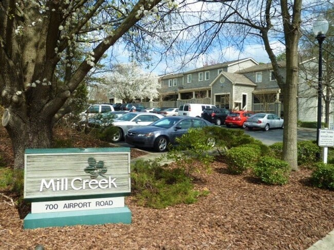 Building Photo - Updated, polished 2br END UNIT in Mill Cre...