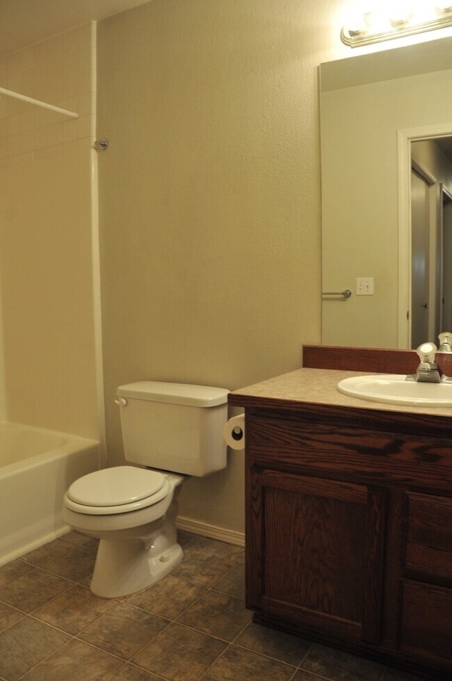 Building Photo - 4 bed 3 bath home with second living room